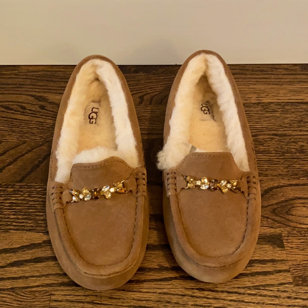 NWOB Tan Ugg Slippers- with gorgeous details!